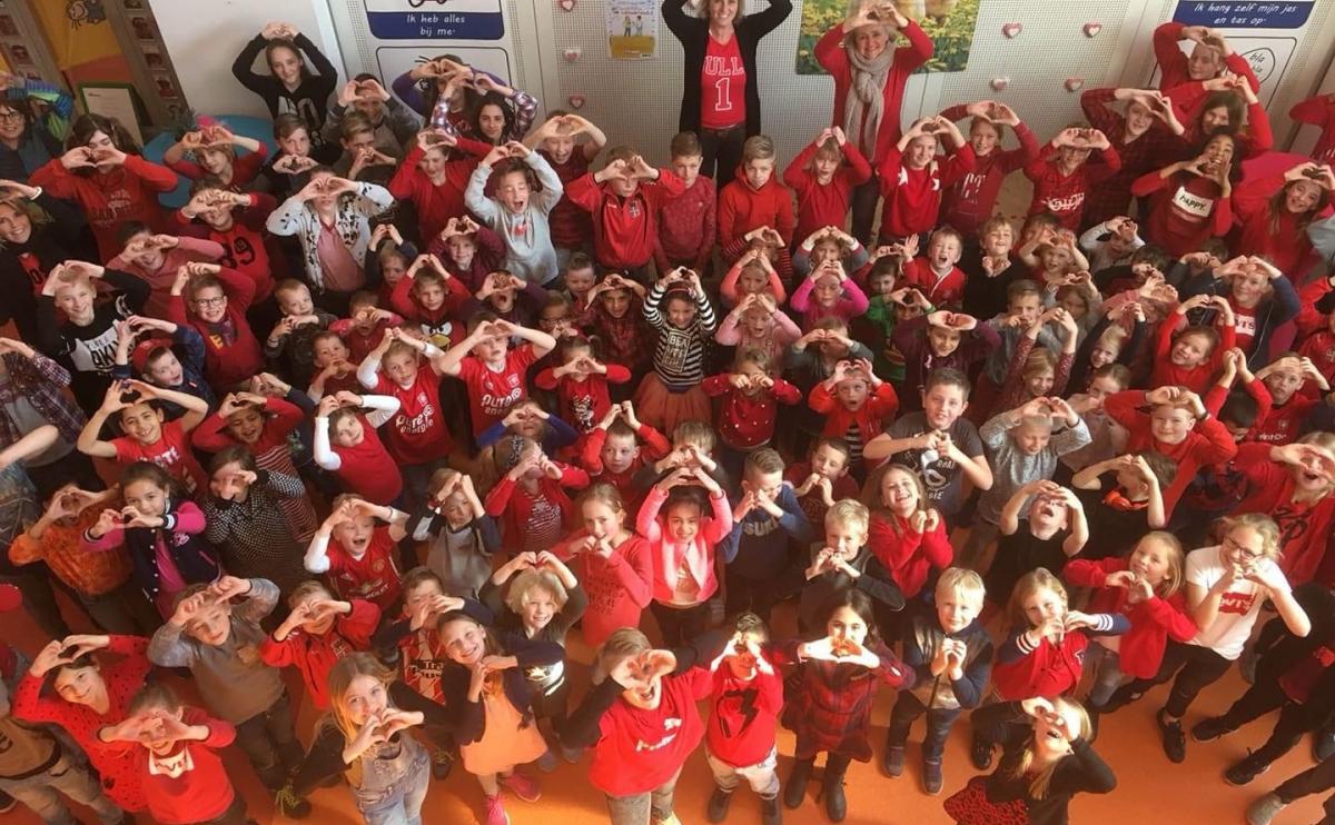 Kinderen van basisschool 't Gijmink in Goor maken hartjes met hun handen