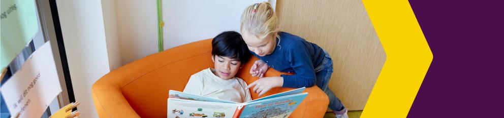 Kinderen bekijken een prentenboek