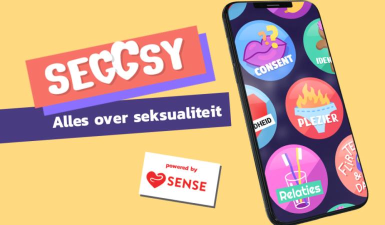 Decoratieve afbeelding met het logo van SEGGSY 'powered by SENSE'. Ook is er een smartphone afgebeeld. Op de smartphone is SEGGSY geopend.