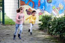 Decoratieve foto van rennende leerlingen op het schoolplein
