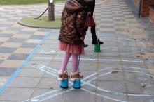 Decoratieve foto van leerlingen die spelend bewegen op het schoolplein