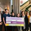 Medewerks van Valuascollege houden grote cheque vast met daarop de naam van de school, 1.000 euro en de tekst winnaar inspiratieprijs Gezonde School 2019