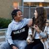Foto van twee jongeren op het schoolplein bij artikel online scholing voor Gezonde School-coördinator over relaties en seksualiteit