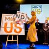 Foto van koningin Máxima op het podium tijdens de lancering van Stichting MIND us